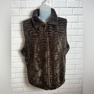 Andrea Faye Women's Brown faux fur vest /size XL